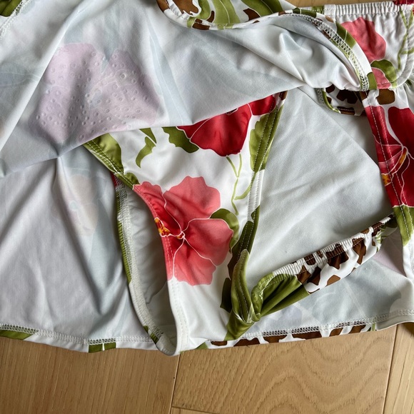 Gorgeous flattering two piece size m/l - Picture 3 of 3